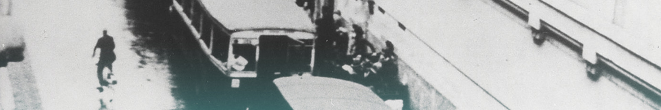 האוטובוסים ומכוניות המשטרה ששימשו להעברת היהודים לוולדורם ד'יוור (Vé ldrome d'Hiver) בעת הפשיטה, חונות ליד האצטדיון, פריז הרובע ה-15, צרפת  16/07/1942  ©מוזיאון השואה /CDJC