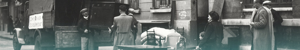 Hommes chargeant des meubles appartenant à  une famille juive à  Boulogne-Billancourt (Hauts-de-Seine). France, 04/1942